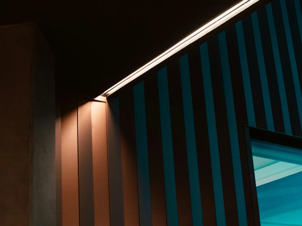 des luminaires LED dans un intérieur sombre