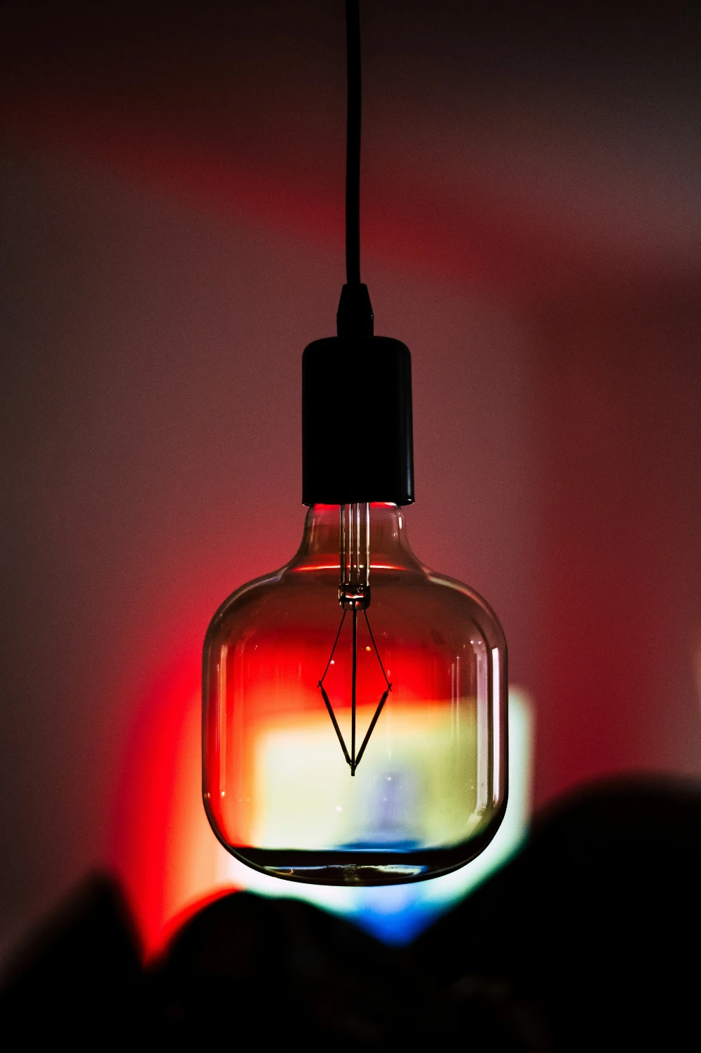 un luminaire en suspension avec une ampoule décorative
